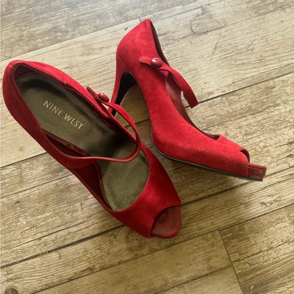 Woman Nine West red heels